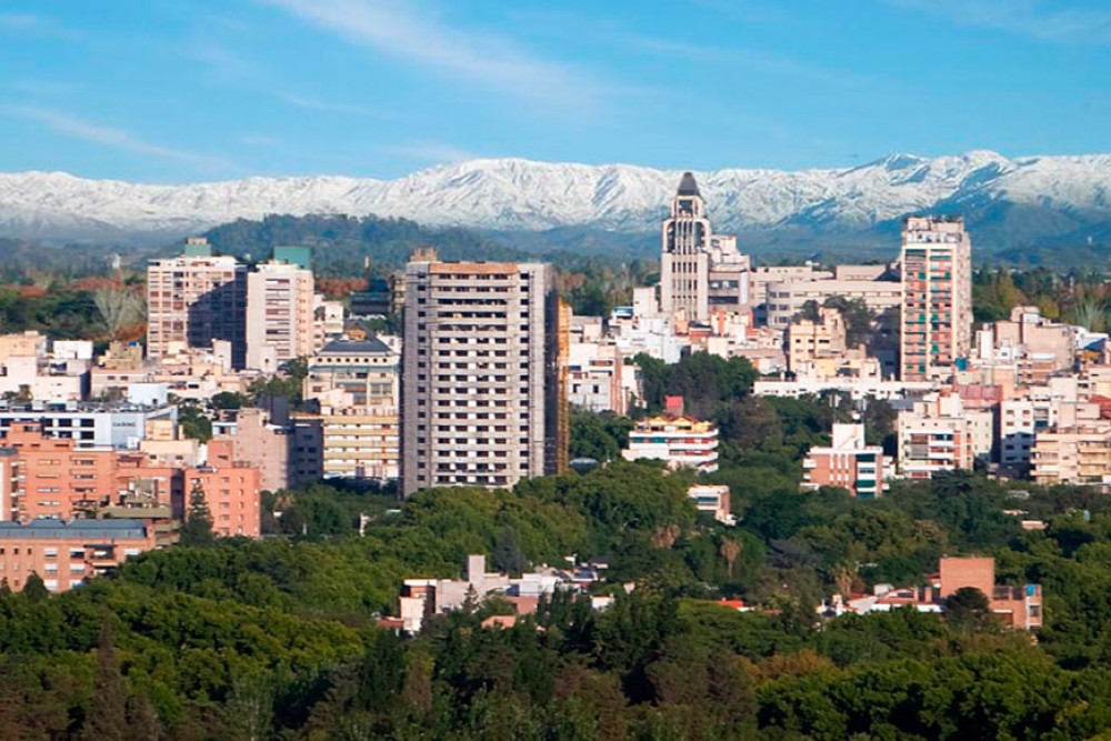 Cuál es el precio de alquiler de un departamento de tres ambientes en Mendoza Capital?