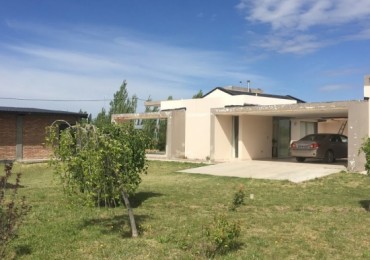 SE VENDE AMPLIA CASA ESTILO MINIMALISTA UBICADA A SOLO 5 MINUTOS DEL CENTRO.