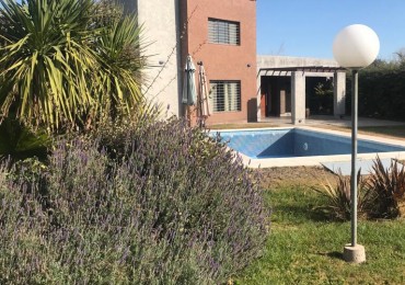 HERMOSA CASA CON PISCINA Y QUINCHO EN BARRIO PRIVADO EN LAS PAREDES A 5 MINUTOS DEL CENTRO