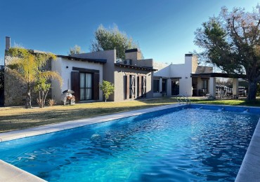 HERMOSA CASA CON PISCINA EN PRESTIGIOSO BARRIO PRIVADO