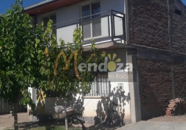 SE VENDE AMPLIA CASA DE DOS PLANTAS CON SALON COMERCIAL 