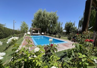 CASA DE FAMILIA CON CABAÑA EQUIPADA Y PISCINA - GAS NATURAL